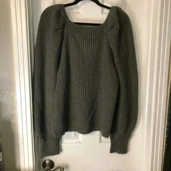 Venus Women’s Sweater size Large - Picture 9 of 16